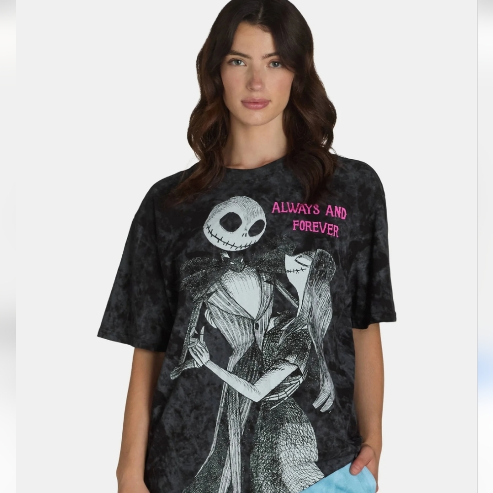 NWT Disney Women’s Nightmare Before Christmas Mineral Wash Graphic Tee Large - Picture 4 of 10